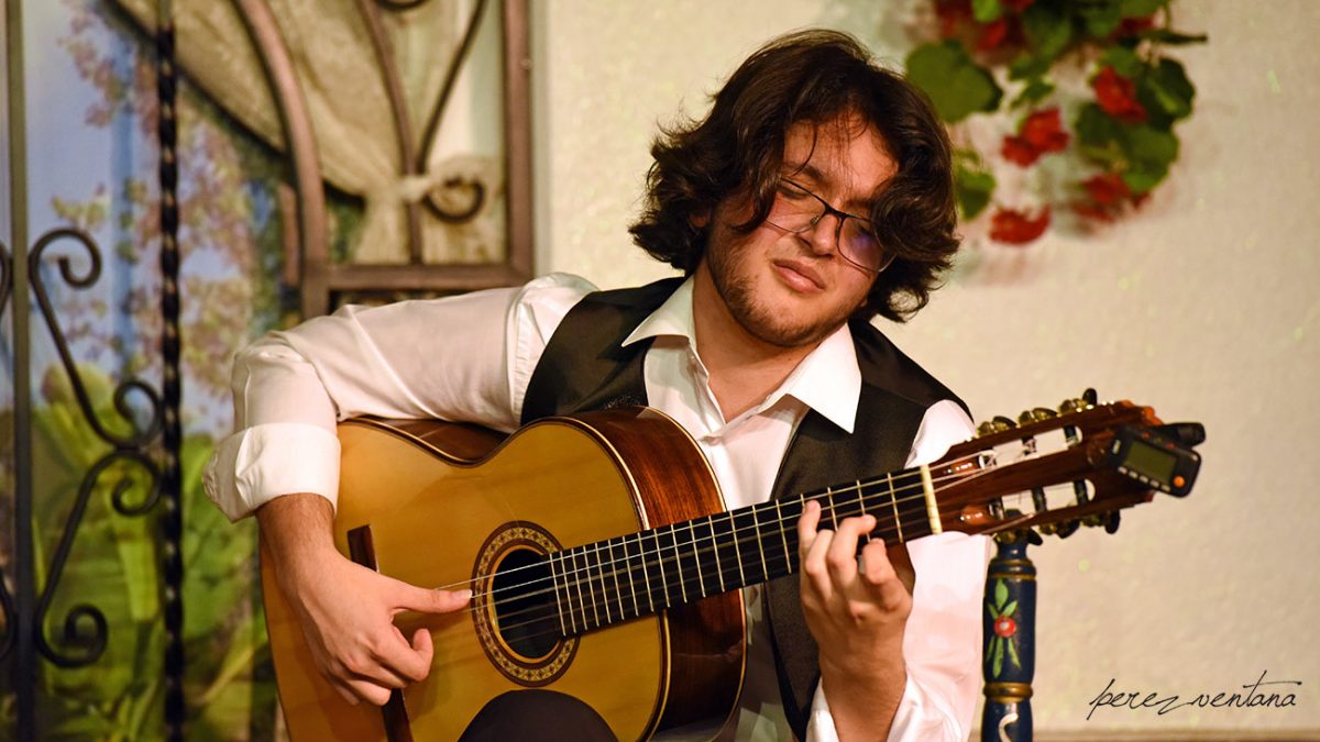 El joven guitarrista David de Arahal, un fiera. Peña Flamenca Torres Macarena. 13 jun 2020. Foto: perezventana