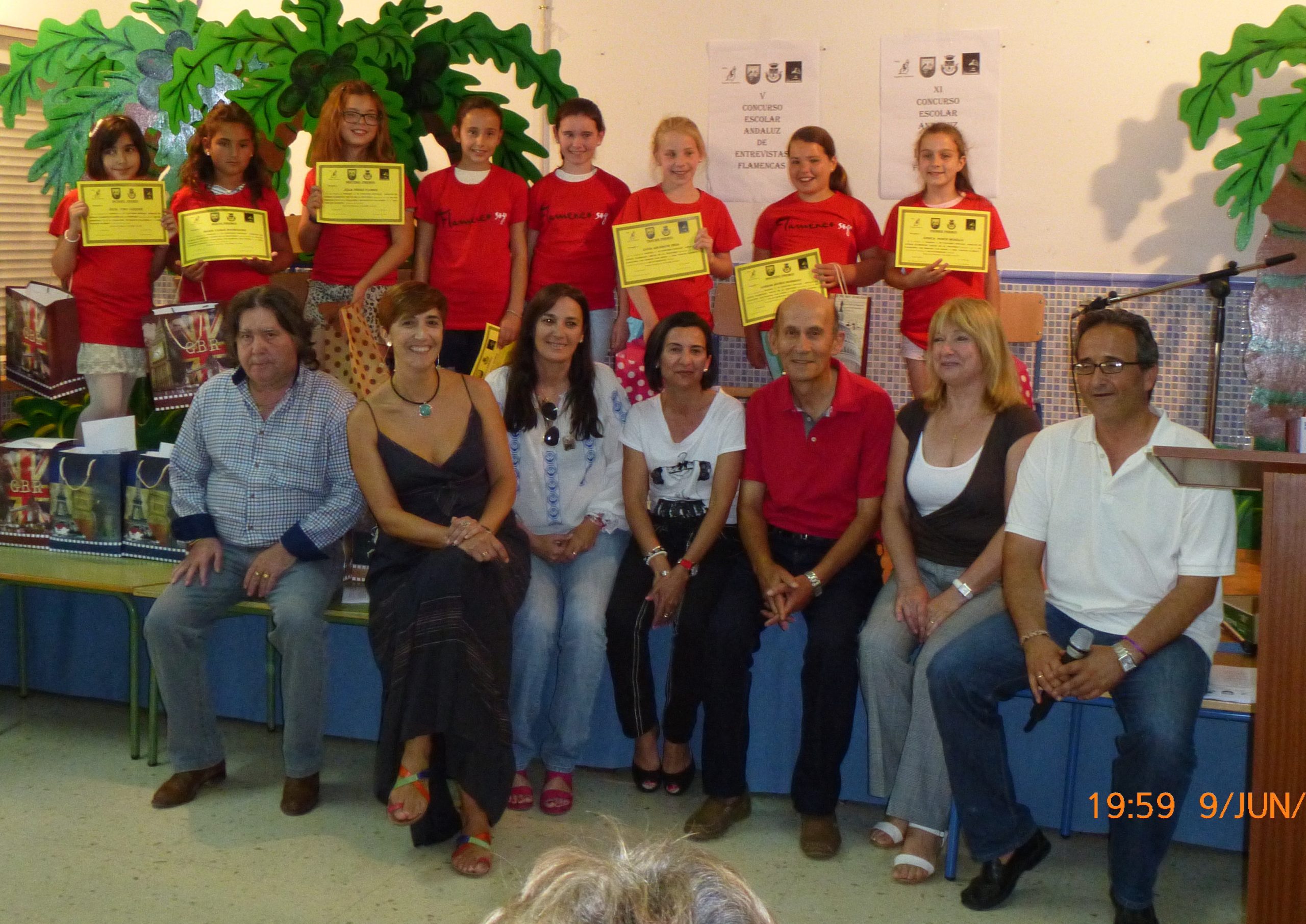 Entrega de premios de los concursos de poesías-entrevistas flamencas en CEIP Mº Juan Apresa. Los niños y niñas con las camisetas rojas con el lema “Flamenco soy”, donadas por el CAF.