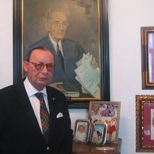 Luis Suárez Ávila, ante el retrato que le hizo a su padre, el también abogado Luis Suárez Rodríguez.
